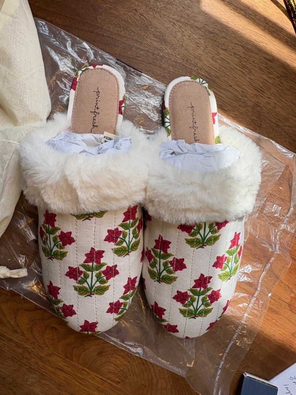 NIB NWT Printfresh Pretty in Poinsettia slipper faux fur sz 9
